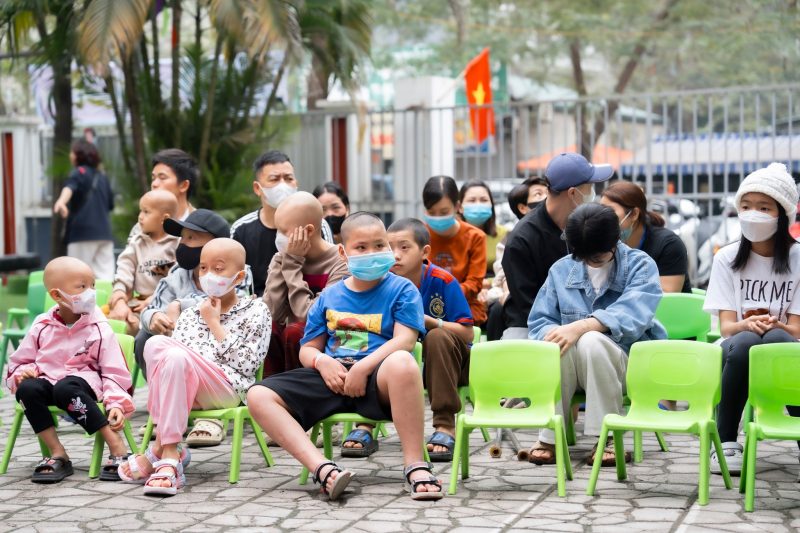 Bệnh nhi K cùng phụ huynh tham gia chương trình Ươm Mầm Xuân Vui